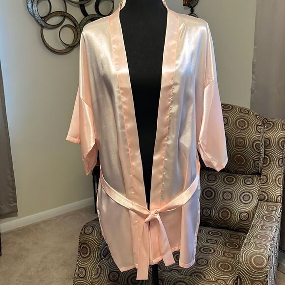 Women’s Size Medium Robe - Picture 1 of 3